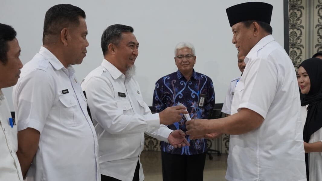 Gubernur Gorontalo Dr. Ir. H. Gusnar Ismail, MM menyerahkan penghargaan terbaik I Pengelolaan Arsip tingkat Provinsi Gorontalo kepada Kepala BPSDM Provinsi Gorontalo