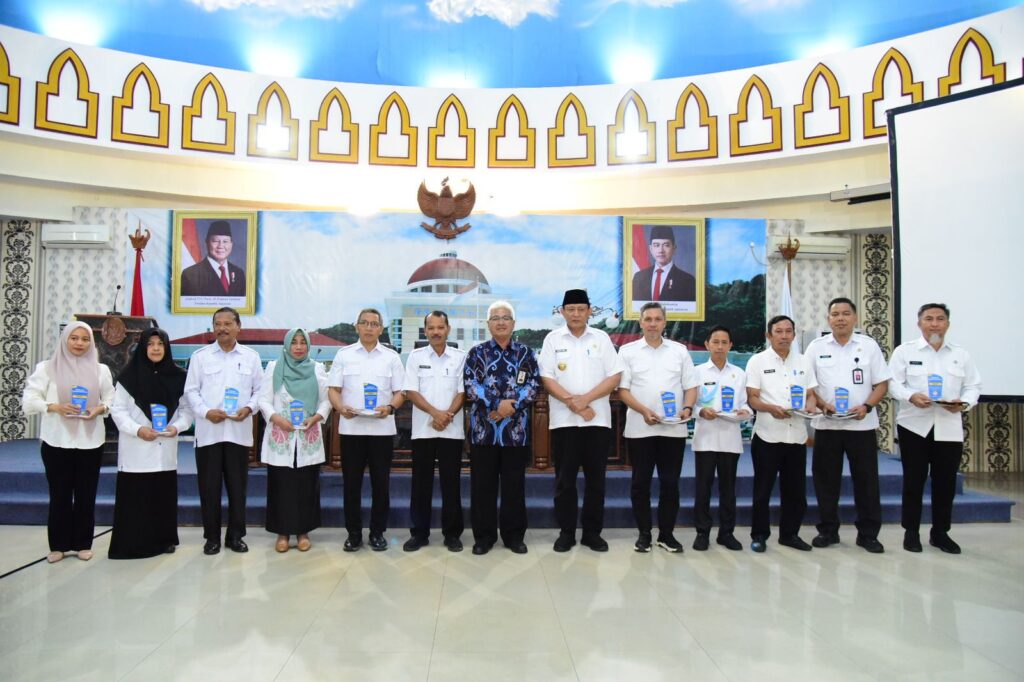Foto bersama Gubernur Gorontalo, Kepala Pusat Data dan Informasi Arsip Nasional Republik Indonesia, Hilman Rosmana, serta para pimpinan OPD lingkup Pemerintah Provinsi Gorontalo dan perwakilan kabupaten/kota.