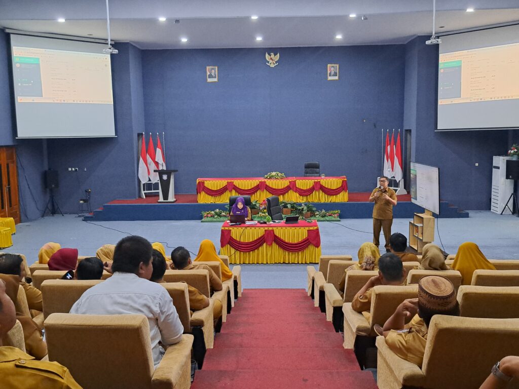 Kepala BPSDM Provinsi Gorontalo memimpin rapat evaluasi disiplin dan kinerja pegawai